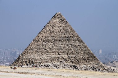 Menkaure Piramidi, Kahire 'nin dumanı arka planda, 12 Kasım 2010 Cuma günü Mısır