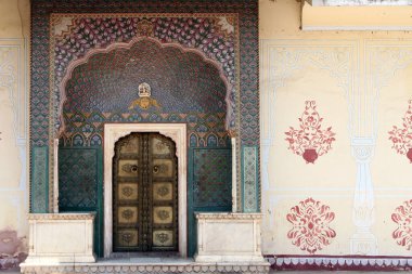 Jaipur, Hindistan 'daki Şehir Sarayı' nda süslü bir kapı.