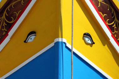 28 Mayıs 2011 Cumartesi günü Malta 'nın Marsaxlokk limanında bir balıkçı teknesinin pruvasını güzelce boyadık.