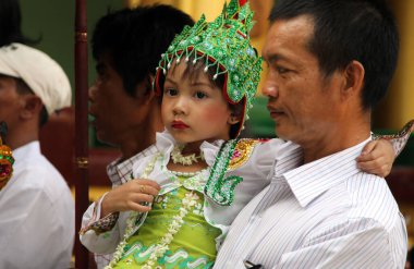 31 Aralık 2011, Cumartesi günü Shwedagon Pagoda, Rangoon, Burma 'da düzenlenen törende genç bir çocuk