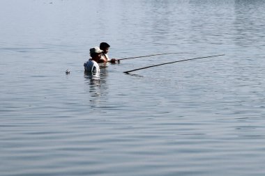 1 Ocak 2012 'de Taungthaman Gölü, Amarapura, Burma' da (Myanmar) balık avı