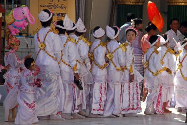 1 Ocak 2012 'de, Mandalay yakınlarındaki Mahamuni Tapınağı (Myanmar)