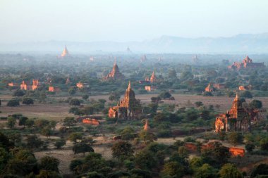 3 Ocak 2012 'de Burma, Bagan' da (Myanmar) şafak vakti tapınaklar ortaya çıktı.