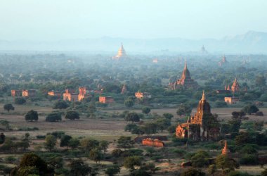 3 Ocak 2012 'de Burma, Bagan' da (Myanmar) şafak vakti tapınaklar ortaya çıktı.
