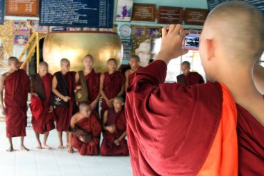 Keşişler, 2 Ocak 2012 Salı günü Burma 'nın Bagan kentindeki Manuha Stupa' da bir hatıra fotoğrafı için poz verdiler.