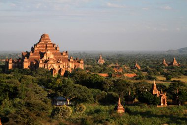 3 Ocak 2012 'de Burma' nın Bagan kentindeki (Myanmar) akşam ışıklarına tapınaklar yakalandı