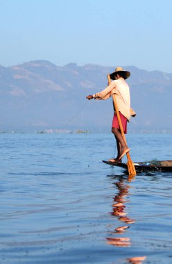 6 Ocak 2012 Cuma günü Burma 'daki Inle Gölü' nde (Myanmar) bir balıkçı teknesinde