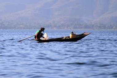 6 Ocak 2012 Cuma günü Burma 'daki Inle Gölü' nde (Myanmar) bir balıkçı teknesinde