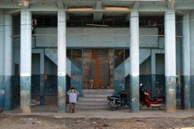 7 Ocak 2012 'de Burma' nın Kengtung kentinde terk edilmiş bir binanın verandasında oynayan bir çocuk görülüyor.