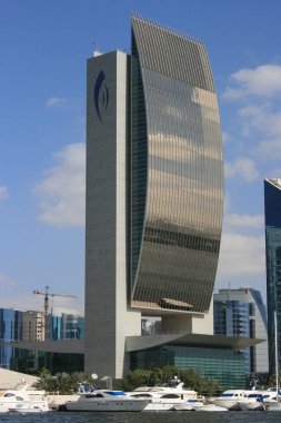 Yatlar 9 Şubat 2007 'de Dubai Ulusal Bankası' nın eski karargahının önüne demirlemişti.
