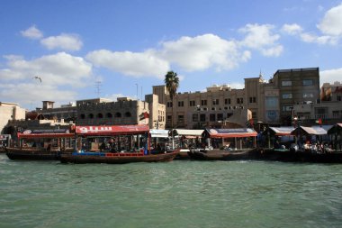 9 Şubat 2007 'de Dubai Creek, BAE' de su taksileri
