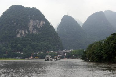 6 Mayıs 2008 'de Çin' in Yangshuo kenti yakınlarındaki Li Nehri 'ndeki nehir botları