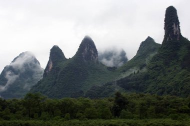 Karst Dağları 6 Mayıs 2008 'de Çin' in güneybatısındaki Li Nehri boyunca uzanır.