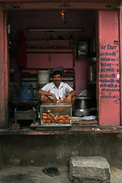 Jaipur, Hindistan 'da yiyecek tezgahı.