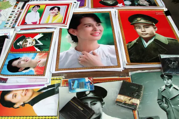 Muhalefet lideri Aung San Suu Kyi ve merhum babası Aung San 'ın posterleri, 29 Aralık 2011' de Yangon, Myanmar 'daki Bogyoke Aung San yolunda indirimde.