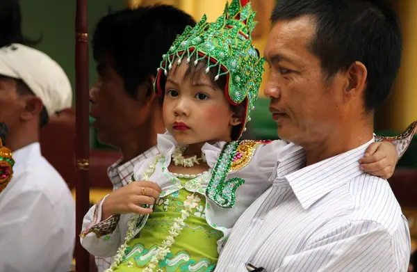 31 Aralık 2011, Cumartesi günü Shwedagon Pagoda, Rangoon, Burma 'da düzenlenen törende genç bir çocuk