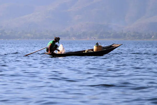 6 Ocak 2012 Cuma günü Burma 'daki Inle Gölü' nde (Myanmar) bir balıkçı teknesinde