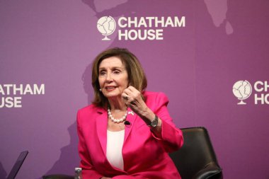 Londra, İngiltere 14 Ekim 2024. Chatham Evi 'nde eski konuşmacı Nancy Pelosi