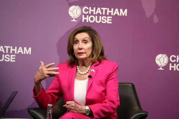Londra, İngiltere 14 Ekim 2024. Chatham Evi 'nde eski konuşmacı Nancy Pelosi
