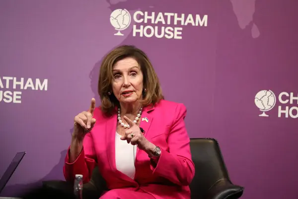 Londra, İngiltere 14 Ekim 2024. Chatham Evi 'nde eski konuşmacı Nancy Pelosi