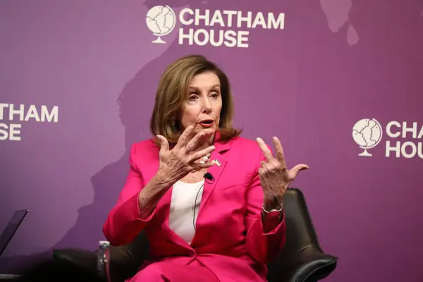 Londra, İngiltere 14 Ekim 2024. Chatham Evi 'nde eski konuşmacı Nancy Pelosi