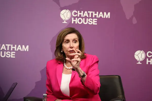 Londra, İngiltere 14 Ekim 2024. Chatham Evi 'nde eski konuşmacı Nancy Pelosi