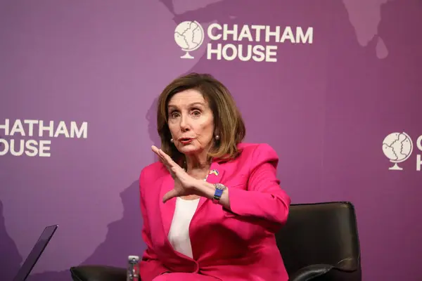Londra, İngiltere 14 Ekim 2024. Chatham Evi 'nde eski konuşmacı Nancy Pelosi
