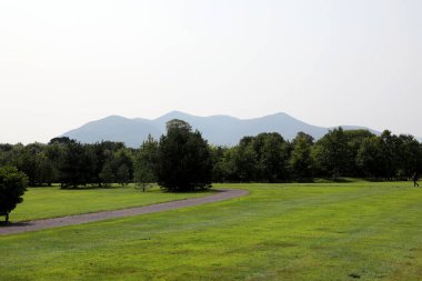 Killarney, İrlanda. AUG 15 2025. Killarney House & Gardens 'tan Carrauntoohil' e ve MacGillycuddy 's Reeks Dağları' na doğru bak.