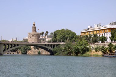Torre del Oro ve Seville, İspanya 'daki San Telmo köprüsünün manzarası