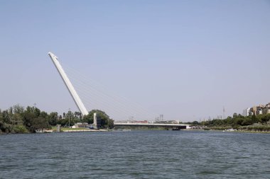 İspanya, Sevilla 'daki Alamillo Köprüsü manzarası