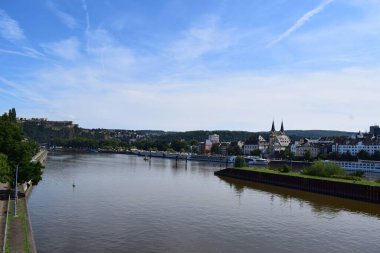Koblenz 'in eski kasabasının manzarası, Mosel tarafında.