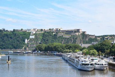 Festung Ehrenbreitstein ile Mosel 'den Ren ve Deutsches Eck' e bakın.
