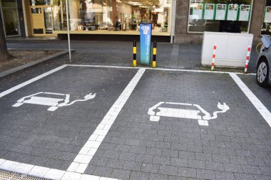 boş elektrikli araç park alanı ve şarj alanı