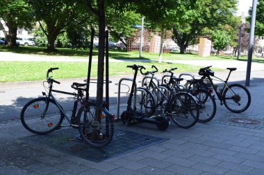 Eski şehirde park edilmiş motosikletler