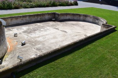 Parkta ışıkları olan kuru su havzası.