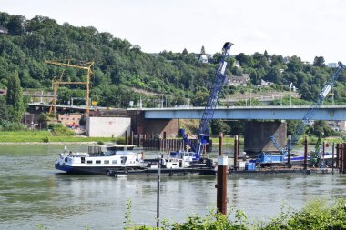 Ren nehrinde yüzen köprü inşaatı