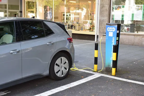 Elektrikli araç park yeri ve şarj alanı.