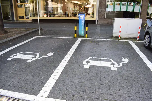 boş elektrikli araç park alanı ve şarj alanı