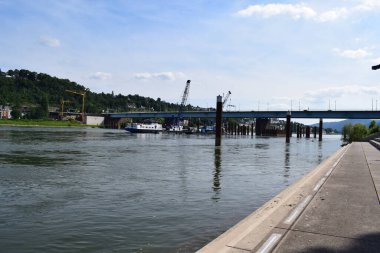 Pfaffendorfer Brcke 'nin yüzen inşaat alanı, yanındaki eski köprü.