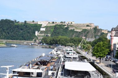 Mosel 'den Deutsches' e Eck ve Festung Ehrenbreitstein 'e bakın.