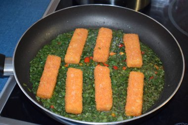 Tavada kızarmış balık.