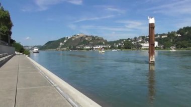 Arka planda Festung Ehrenbreitstein ile Ren 'e giden gemi.