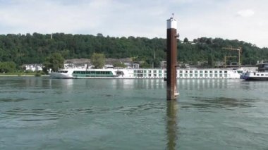 Otel gemisi Ren nehrinin karşısındaki Pfaffendorfer Bruecke şantiyesinden geçiyor.