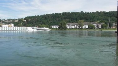 Klasik yolcu gemisi büyük bir otel gemisinin arkasında beliriyor.