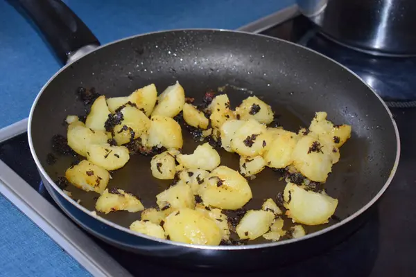 Tavada otlu patates.
