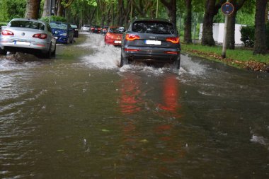 Selde giden arabalar.