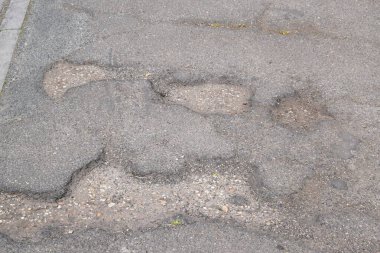Derin delikli eski asfalt yolu