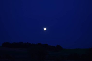 Karanlık gökyüzünde gece ayı