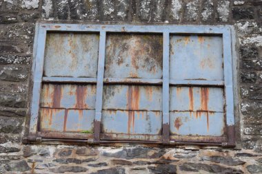 Eski duvarlı paslı bir kapı..