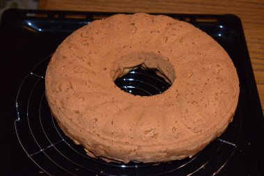 Lezzetli bir çikolatalı kekin dikey yakın çekimi.